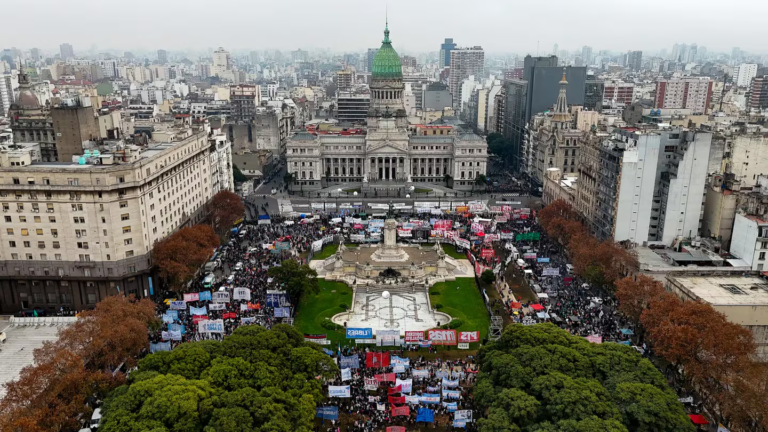 El congreso rodeado por manifestantes.