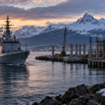 Ilustración editorial de un buque naval frente a obras portuarias en Ushuaia