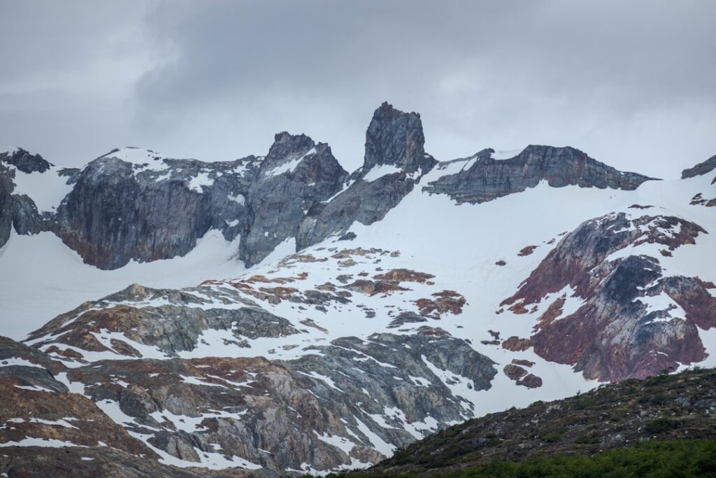 Cordillera nevada y paisaje rocoso de Tierra del Fuego
