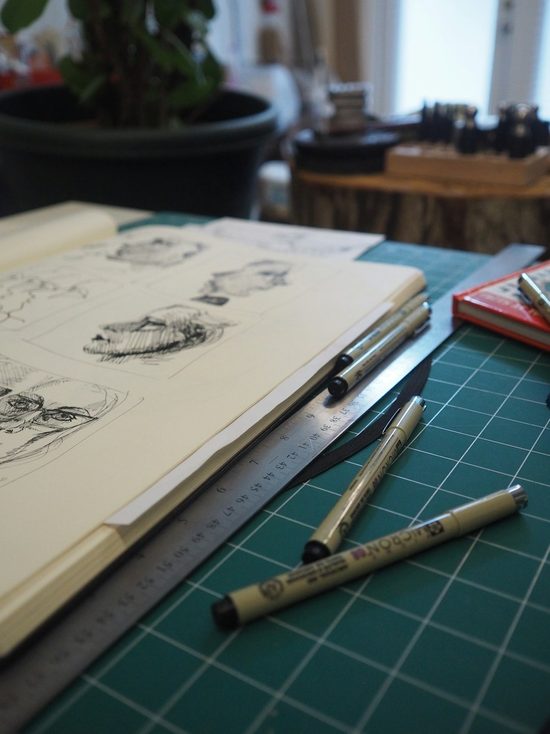 Persona trabajando con dibujos sobre una mesa; imagen ilustrativa de un proceso creativo audiovisual