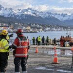 Imagen generada que ilustra un simulacro de emergencia en la costa de Ushuaia; no corresponde al operativo anunciado