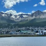 Vista de Ushuaia y su costa sobre el canal Beagle; imagen contextual