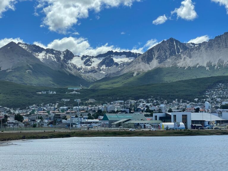 Vista de Ushuaia y su costa sobre el canal Beagle; imagen contextual