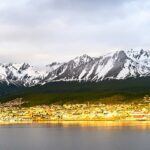 Panorama de la ciudad de Ushuaia y sus montañas, imagen ilustrativa para la agenda cultural
