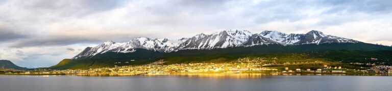 Panorama de la ciudad de Ushuaia y sus montañas, imagen ilustrativa para la agenda cultural