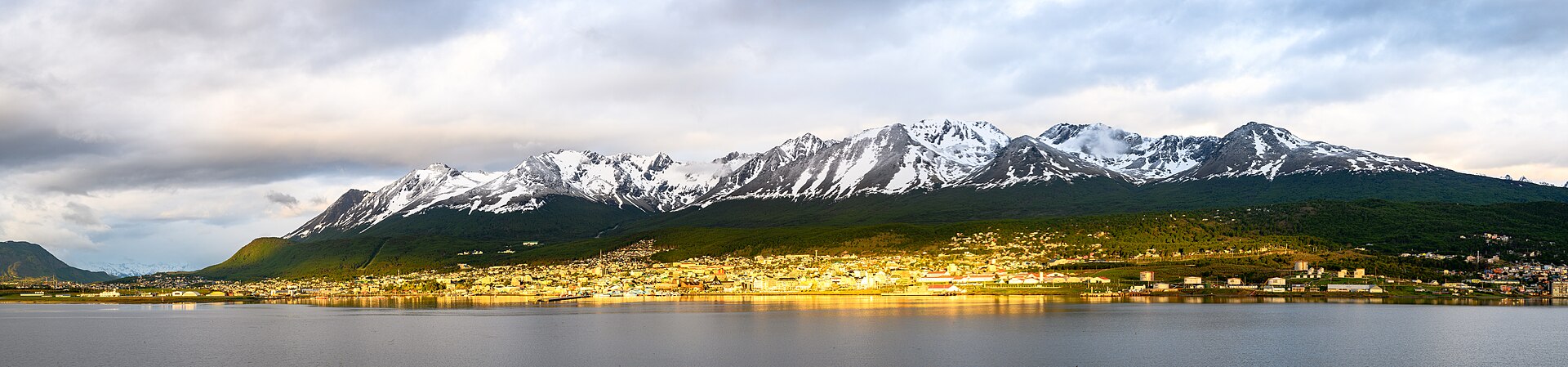 Panorama de la ciudad de Ushuaia y sus montañas, imagen ilustrativa para la agenda cultural