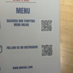 Cartel de un restaurante con códigos QR para consultar el menú digital