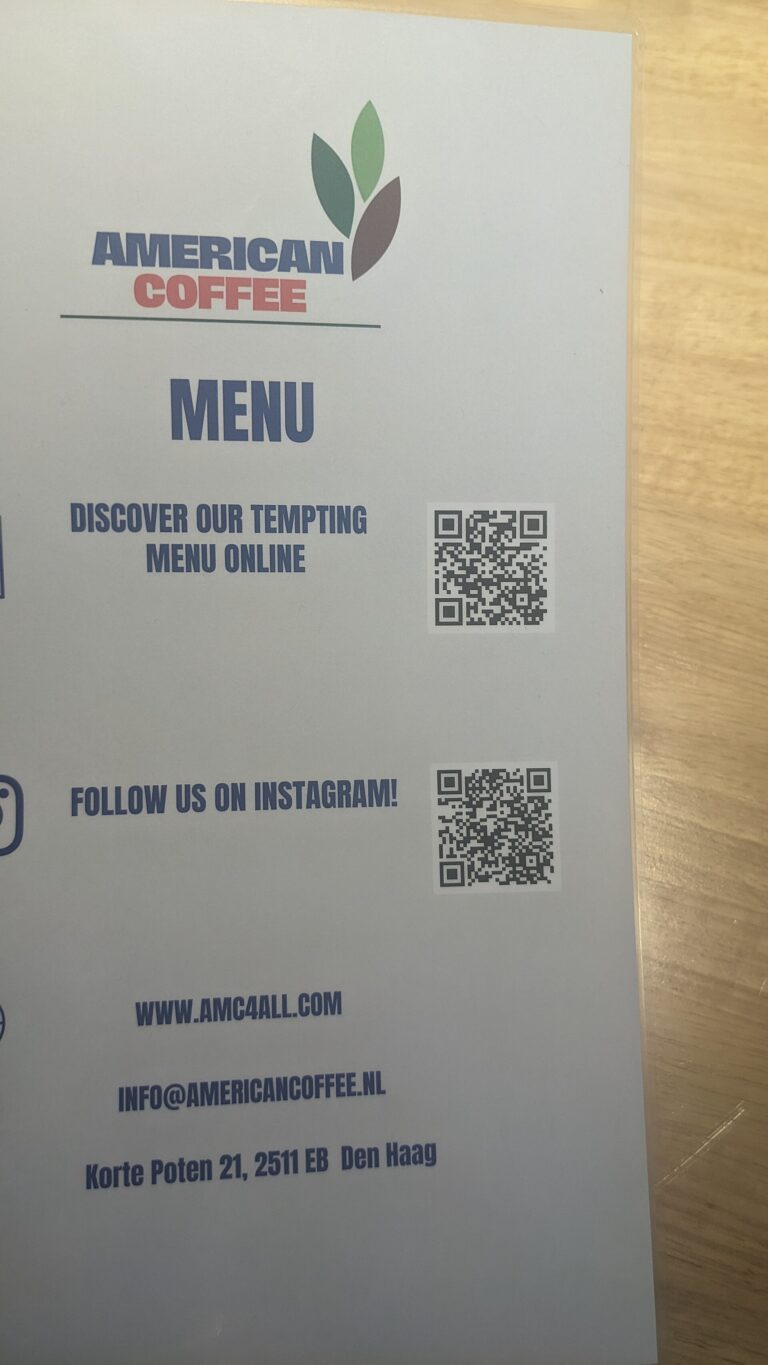 Cartel de un restaurante con códigos QR para consultar el menú digital