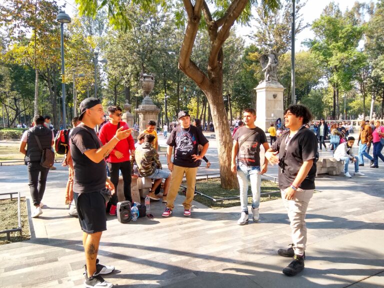Dos participantes en una batalla de rap callejera en Ciudad de México