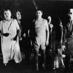 Zombis caminando en una escena en blanco y negro de Night of the Living Dead