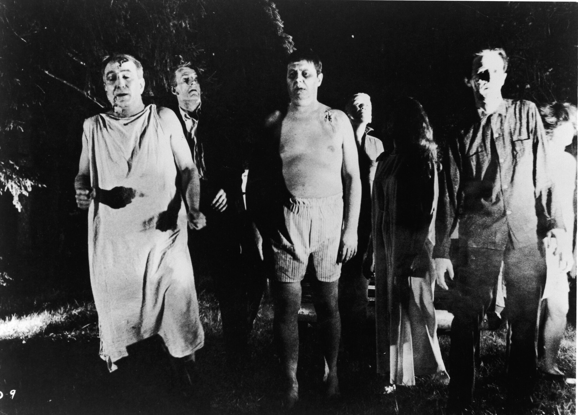 Zombis caminando en una escena en blanco y negro de Night of the Living Dead